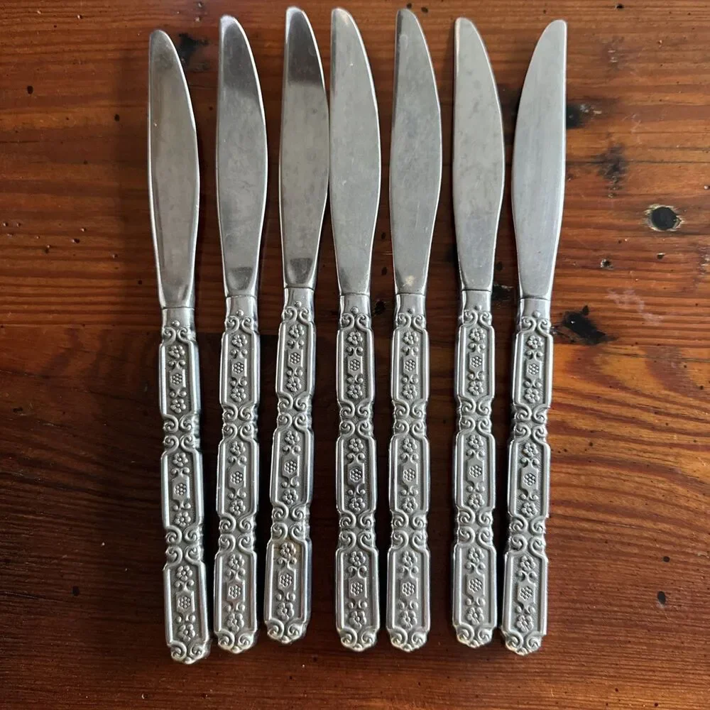 7 Vintage Oneida Raphael Heirloom Dinner Knives Stainless Unmarked